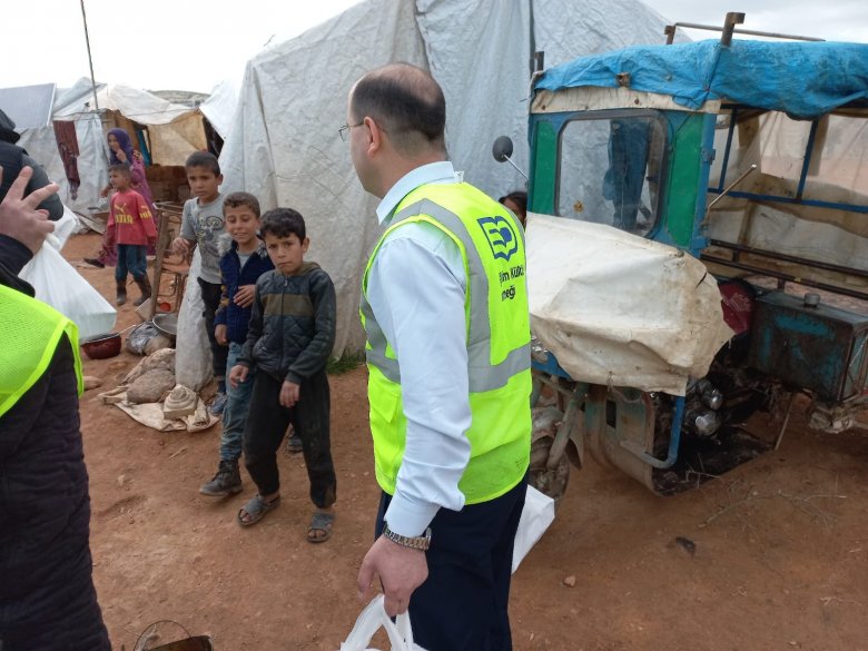 Suriye’de Kurban Kesip Depremzedelere Dağıttık